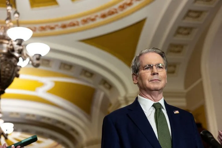 Bessent: EUA cogitam aplicar sanções a países que comprem petróleo iraniano