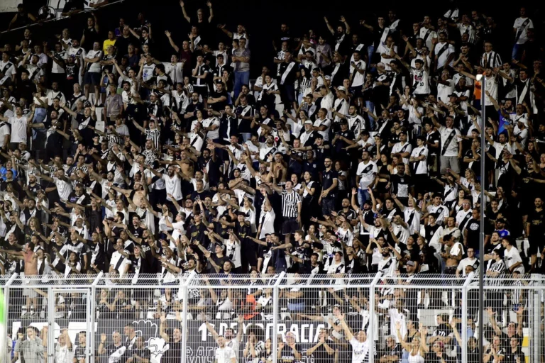 DJ se confunde e toca pagode no lugar do Hino Nacional em jogo da Série B
