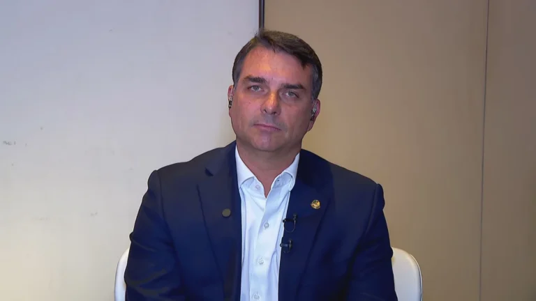 À CNN, Flávio ataca Dino: “Mais um militante jogando jogo combinado”