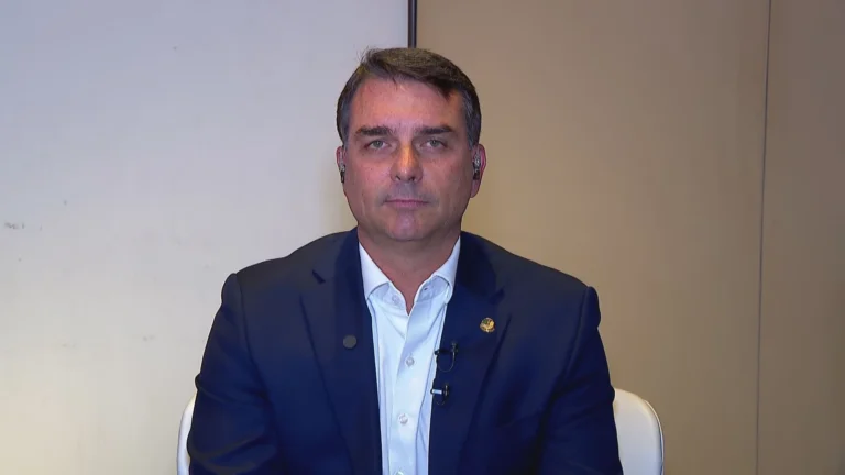 Flávio nega que Eduardo tenha gerenciado dinheiro de filme sobre Bolsonaro