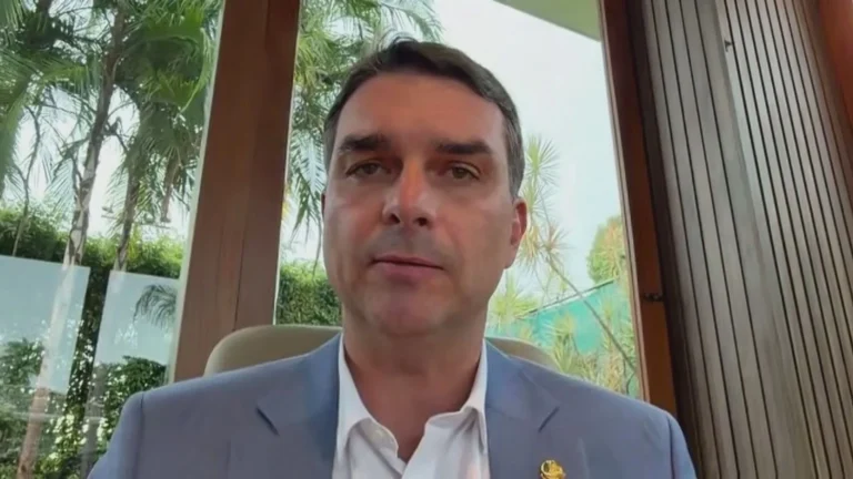 “Imaginei quando for meu pai”: Flávio comemora soltura de Carla Zambelli
