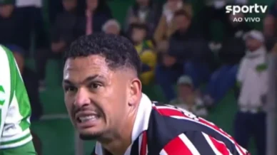 Ferreira tem expulsão relâmpago após entrar no lugar do lesionado Luciano