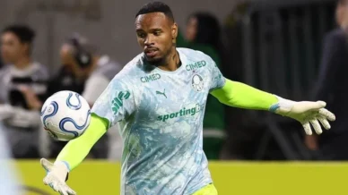 Goleiro do Palmeiras se irrita com pergunta e abandona zona mista