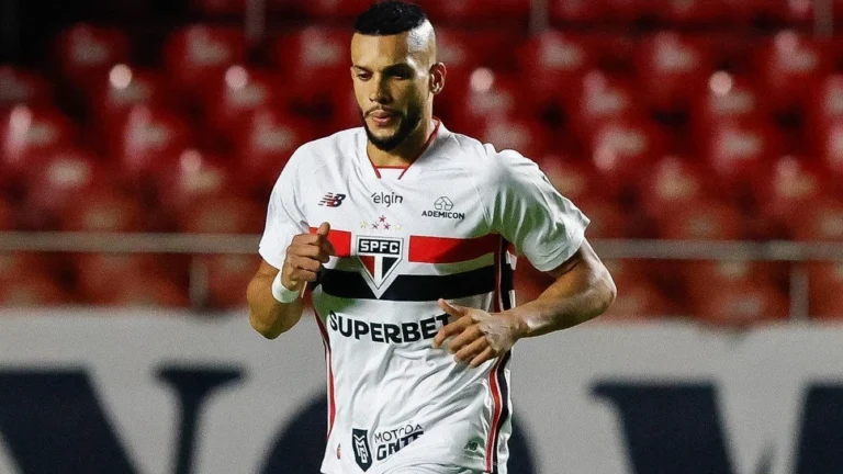 São Paulo anuncia rescisão de contrato com zagueiro Dória