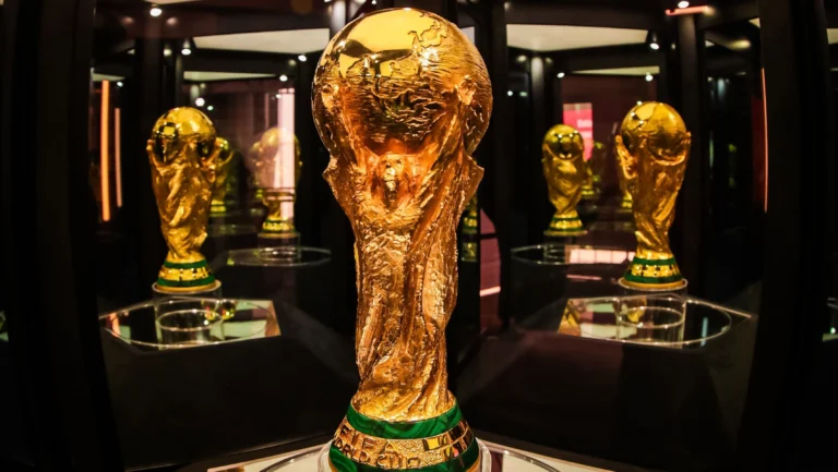 Artesão brasileiro fabrica mais de três mil réplicas de troféu da Copa