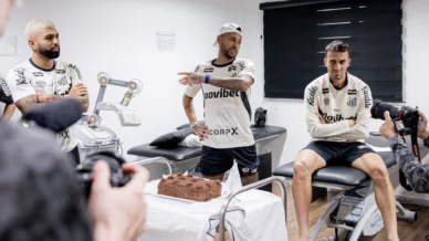 Neymar tem bolo, aplausos e discurso no Santos após convocação à Copa; veja