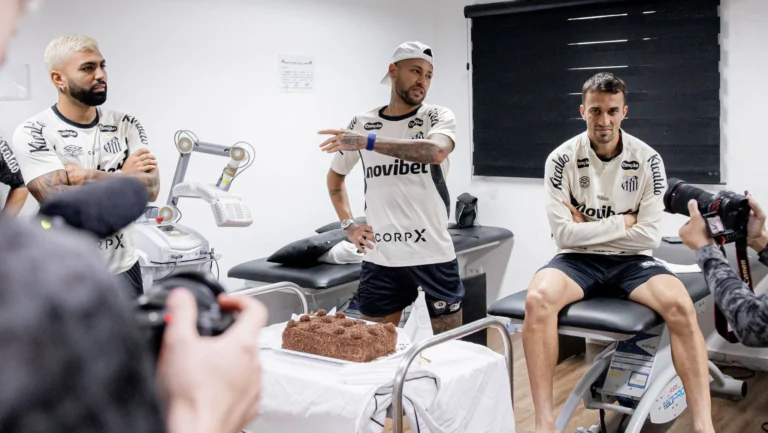 Neymar tem bolo, aplausos e discurso no Santos após convocação à Copa; veja
