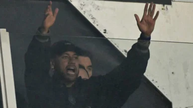 Com edema, Neymar vê Santos contra San Lorenzo de camarote com a filha