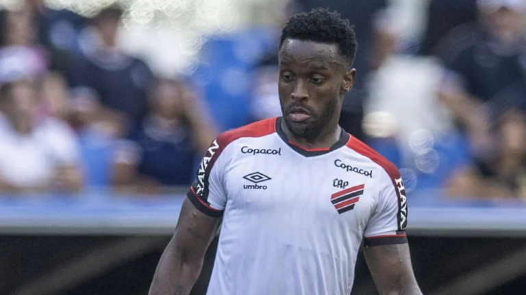 Athletico-PR vira contra o Remo e volta a vencer no Brasileirão