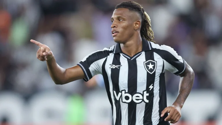 Danilo brilha, Botafogo vence Racing e fica perto de vaga na Sul-Americana