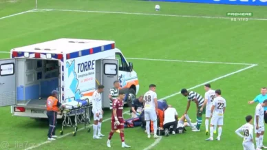 Luan Peres cai desacordado e sai de ambulância de Santos x Coritiba
