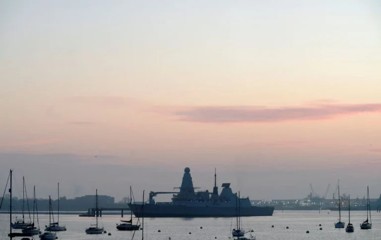 Reino Unido envia navio de guerra para o Oriente Médio