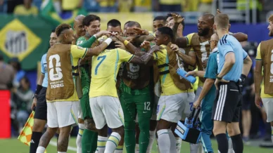 Brasil avança líder na Copa e mantém escrita de 48 anos
