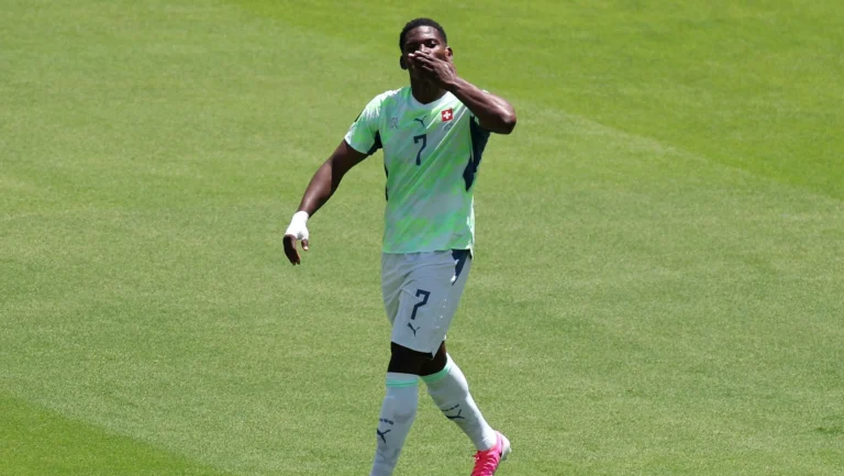 Embolo, autor de gol da Suíça na Copa, quase ficou de fora por visto