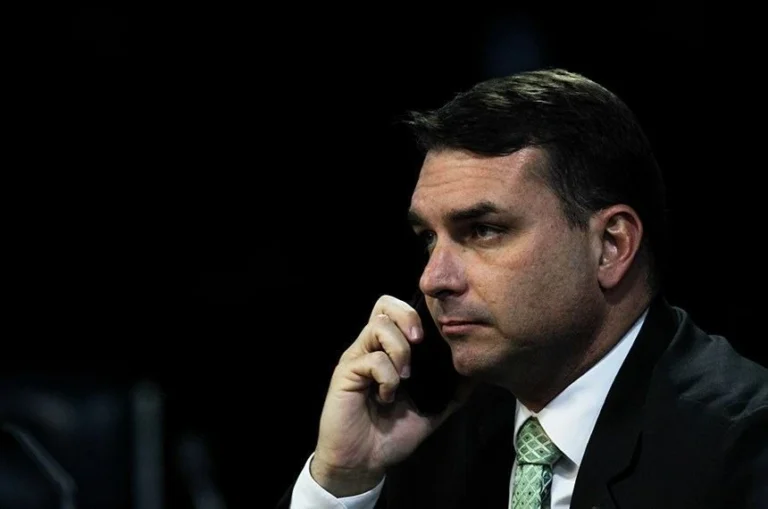 Flávio diz que se coloca à disposição para impedir tarifaço dos EUA
