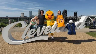 Varejão recebe Canarinho Pistola em Cleveland antes de amistoso da Seleção