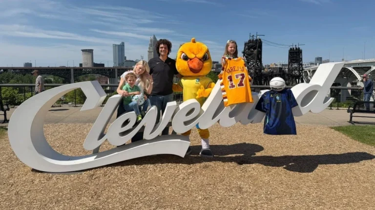 Varejão recebe Canarinho Pistola em Cleveland antes de amistoso da Seleção
