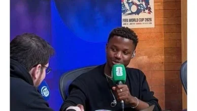 Atacante do Barcelona participa de transmissão de jogo da Espanha na CazéTV