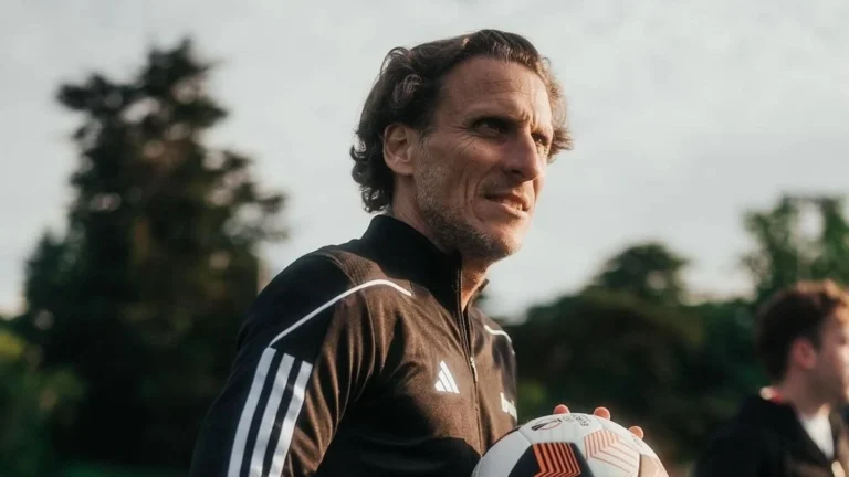 Diego Forlán revela que se coloca à disposição para dirigir a seleção