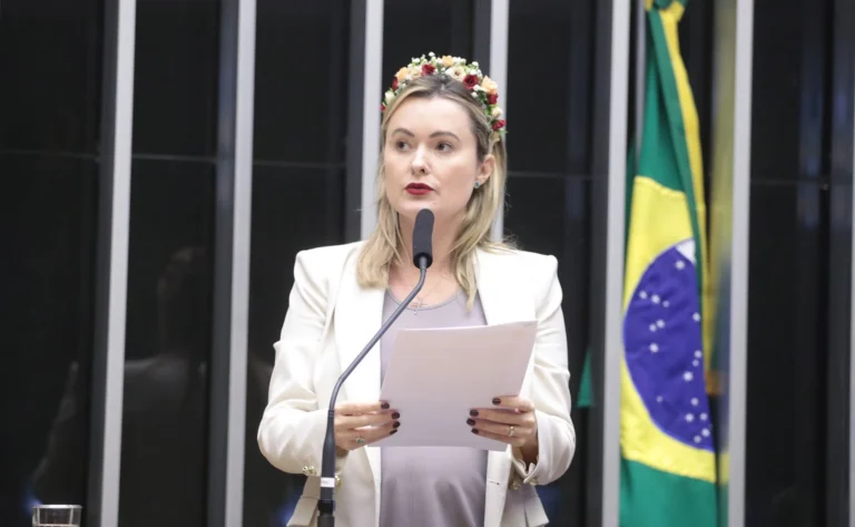 Eduardo defende deputada do PL para vice de Flávio: “Está à altura”