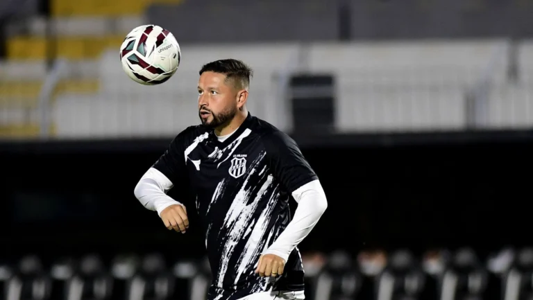 Jogador da Ponte cobra presidente após atrasos salariais: “Saia do clube”