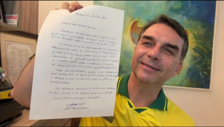 Equipe jurídica de Flávio diz que não houve pedido de voto e descarta ação