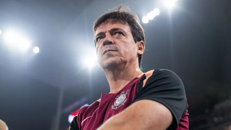 Diniz pondera sobre venda de titulares do Corinthians: “Será apenas um”