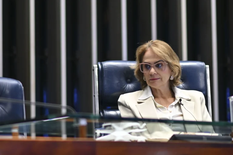 Damares nega abandonar Flávio, defende Michelle e critica ataque de aliados