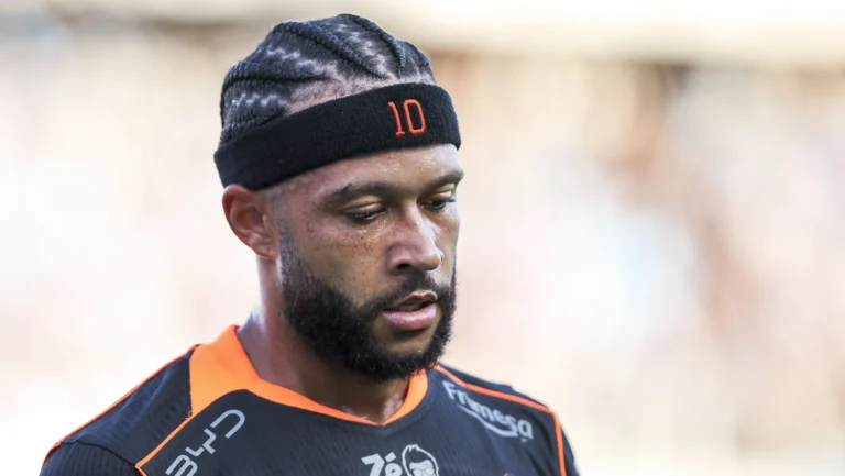 Com futuro incerto no Corinthians, Memphis registra treino e manda recado
