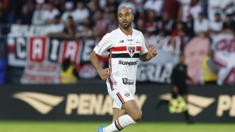 Lesionado, Lucas Moura manda recado à torcida do São Paulo e projeta volta