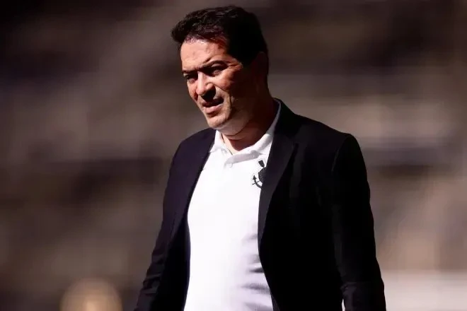 Corinthians promete melhora no gramado após queixas e lesão