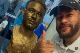 Santos homenageia Neymar com busto e estátua; veja