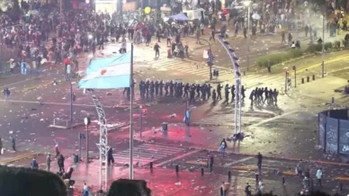 Torcedores atiram pedras contra a polícia na Argentina após derrota na Copa