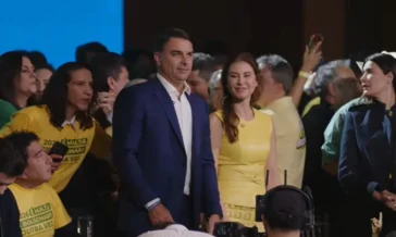 Análise: Flávio troca falta de apoio em convenção por Milei, IA e vídeo