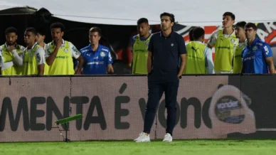 Abel tem climão com repórter e avalia polêmicas em Vitória x Palmeiras