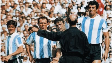 Morre Antonio Rattín, cuja expulsão motivou a criação de cartões no futebol