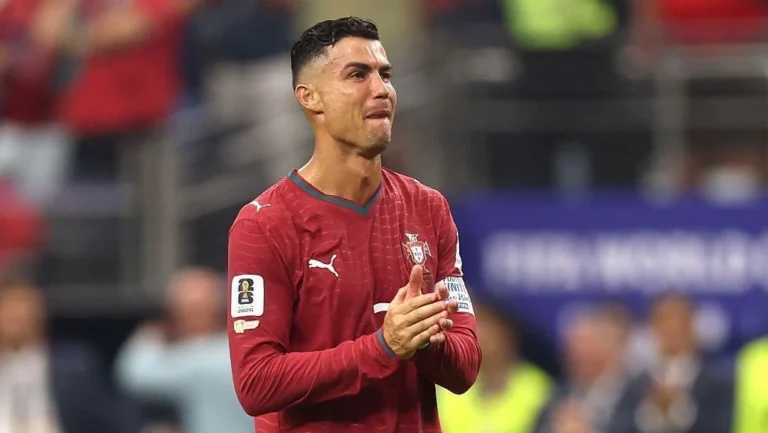 Cristiano Ronaldo vai às lágrimas e é ovacionado após eliminação na Copa