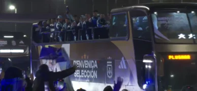 Sem Messi, Argentina tem desfile em carro aberto ao chegar do vice na Copa