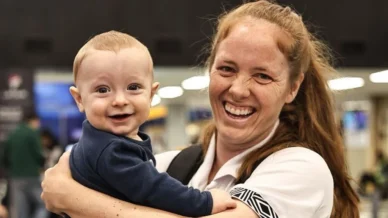 Jogadora do Santos viaja com filho de 8 meses para partida do Brasileirão