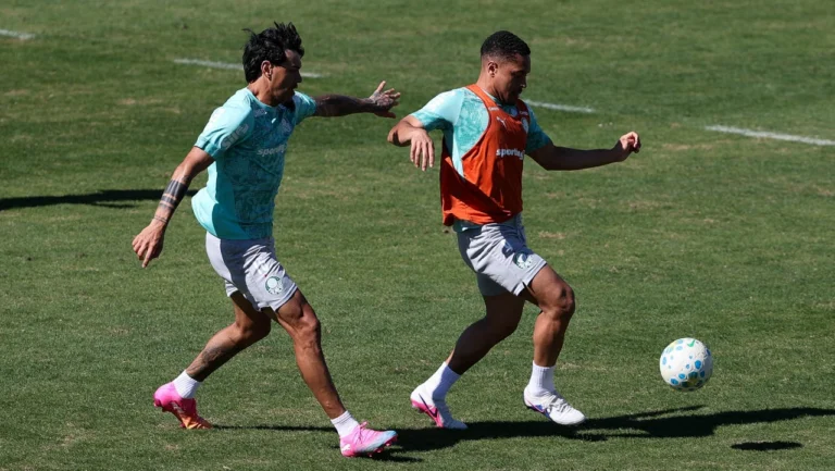 Vitor Roque treina no Palmeiras e pode jogar contra Coritiba