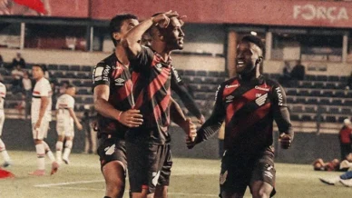 Com virada em cinco minutos, Athletico-PR vence São Paulo no Brasileirão
