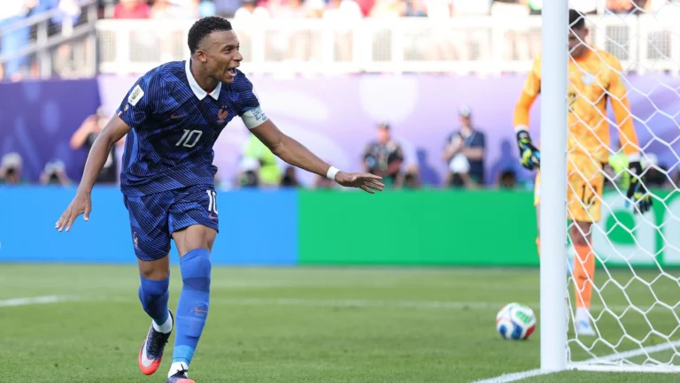 Técnico da França confirma Mbappé 100% para semifinal da Copa