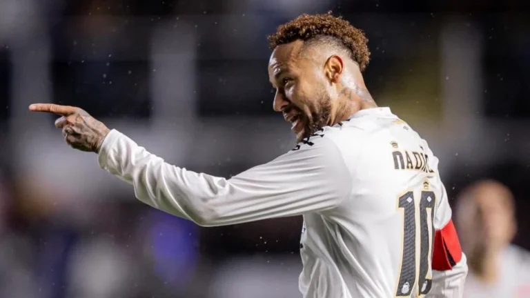 Neymar faz golaço contra Chapecoense e comemora “jogando pôquer”; veja