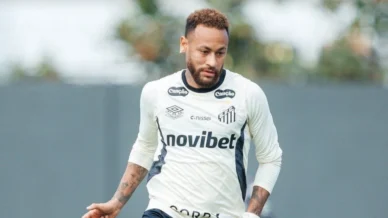Neymar treina com elenco do Santos após folga e se aproxima de retorno