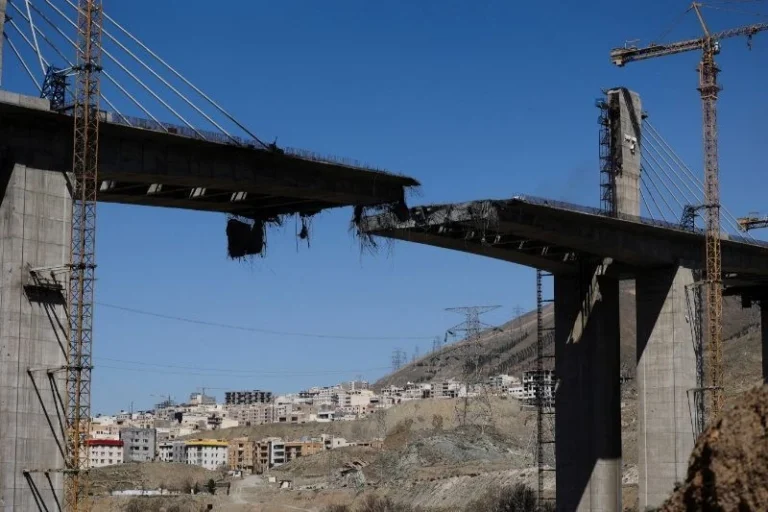 Trump ameaça destruir uma ponte ou usina para cada navio atacado em Ormuz