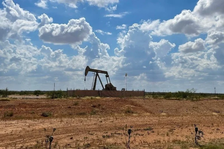 Petróleo sobe em meio à expectativa para mediação entre EUA e Irã