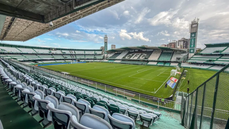 Coritiba x Chapecoense: escalações e onde assistir ao jogo do Brasileirão
