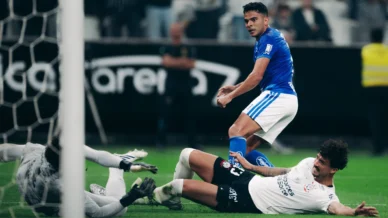 Cruzeiro vence Corinthians e se aproxima do G4 do Brasileirão