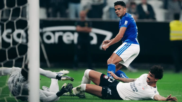 Cruzeiro vence Corinthians e se aproxima do G4 do Brasileirão