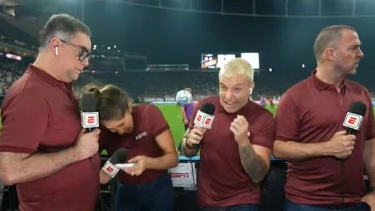 Jornalista da ESPN leva bolada na cabeça antes de jogo do Corinthians; veja